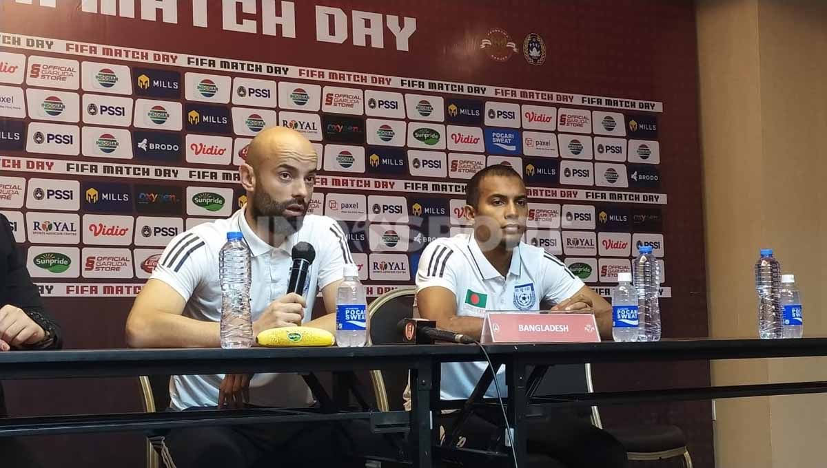 Pelatih Timnas Bangladesh, Javier Fernandez Cabrera sangat menantikan laga melawan Timnas Indonesia. Terlebih laga ini akan disaksikan oleh ribuan penonton. Copyright: © Arif Rahman/Football265.com
