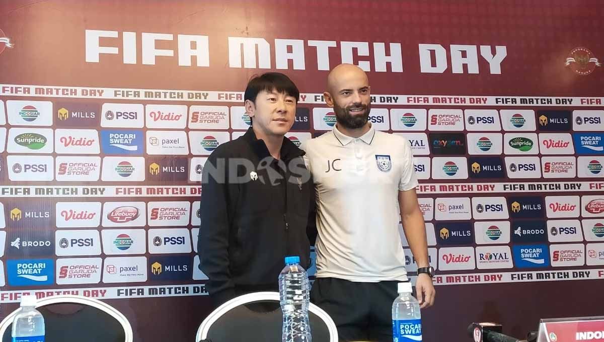Pelatih timnas Indonesia Shin Tae-yong berfoto bersama pelatih timnas Bangladesh, Javier Fernandez Cabrera Martin Penato saat konferensi pers di Trans Hotel, Selasa (31/05/22) menjelang FIFA Matchday, Rabu (01/06/22). Copyright: © Arif Rahman/Soicaumienbac.cc
