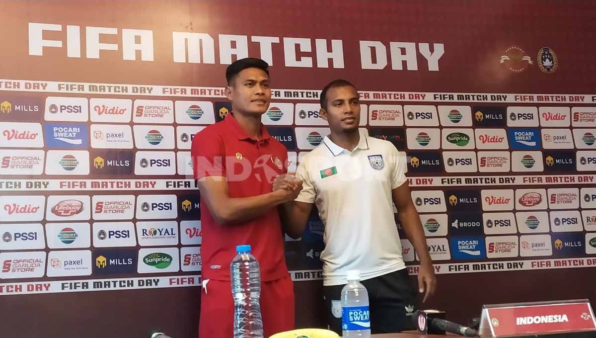 Pemain timnas Indonesia, Fachruddin Aryanto berfoto bersama pemain timnas Bangladesh, Jamal Bhuyan, saat konferensi pers di Trans Hotel, Selasa (31/05/22) menjelang FIFA Matchday, Rabu (01/06/22). Copyright: © Arif Rahman/Soicaumienbac.cc