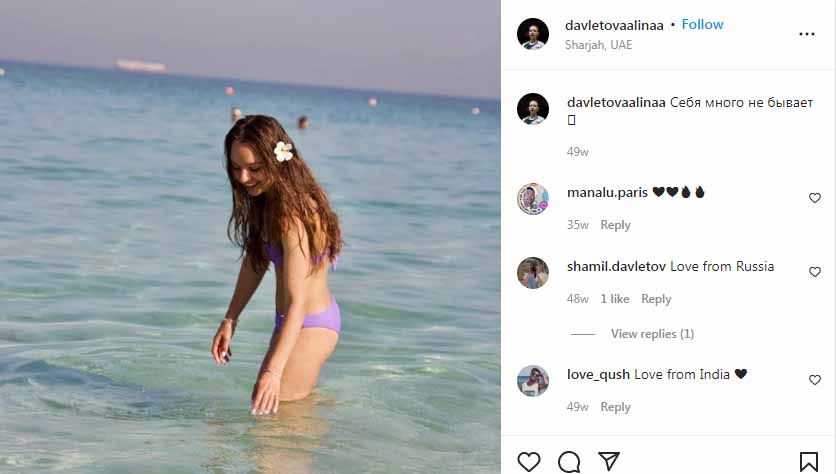 Unggah foto seksi berbikini saat liburan ke pantai, bidadari bulutangkis asal Rusia, Alina Davletova, langsung sukses jadi sorotan penggemarnya di instagram. Copyright: © Instagram@davletovaalinaa