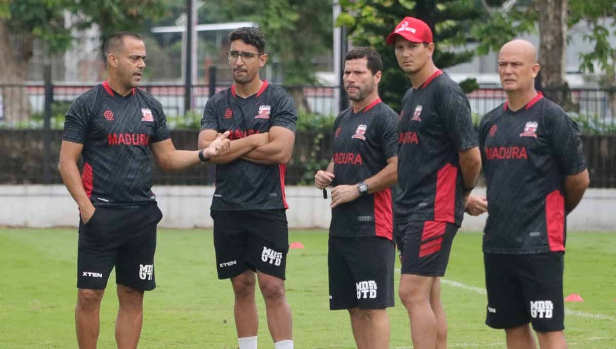 Fabio Lefundes saat berdiskusi dengan staf kepelatihan Madura United. Foto: MO Madura United Copyright: © MO Madura United