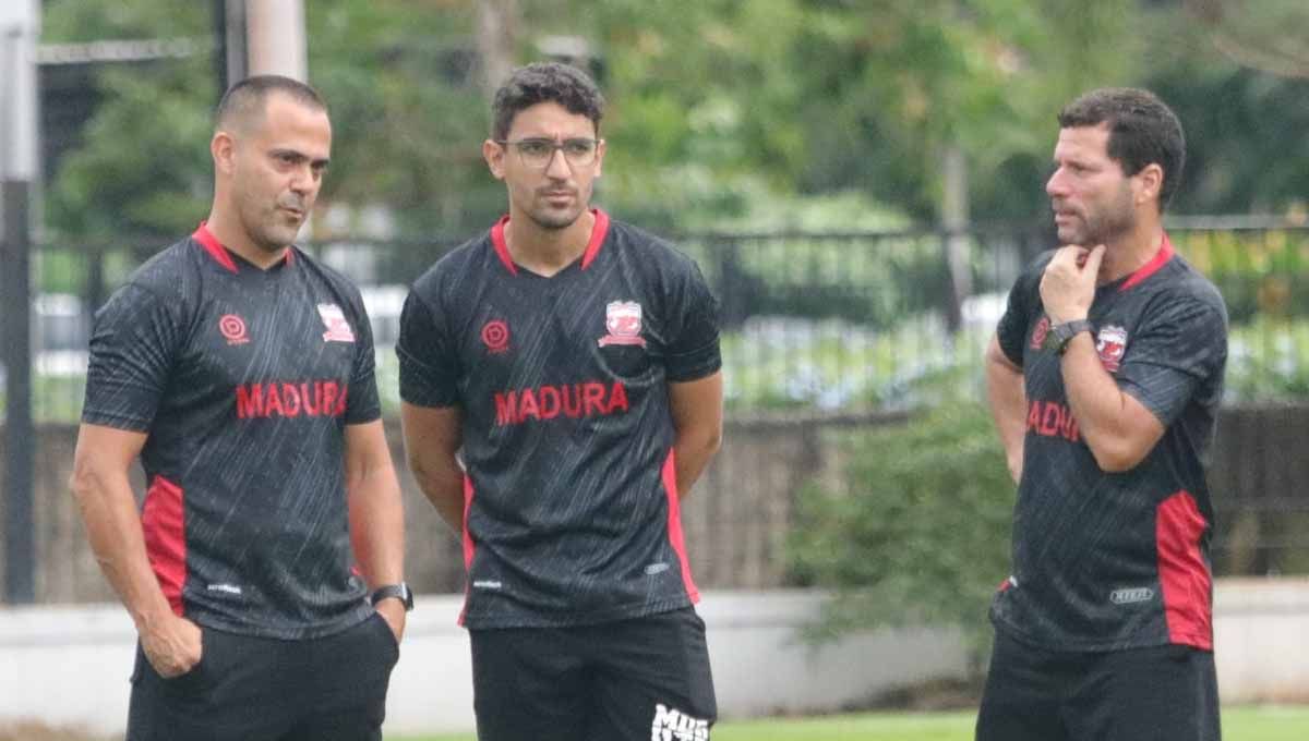 Fabio Lefundes saat berdiskusi dengan staf kepelatihan. Foto: MO Madura United Copyright: © MO Madura United