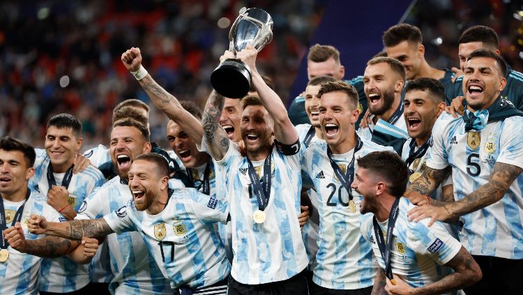 Lionel Messi dan Argentina merayakan dengan trofi dan rekan setimnya setelah memenangkan Finalissima REUTERS-Peter Cziborra Copyright: © REUTERS-Peter Cziborra