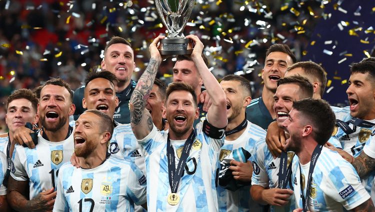 Lionel Messi merayakan trofi dan rekan setimnya setelah memenangkan Finalissima bersama Argentina REUTERS-David Klein Copyright: © REUTERS-David Klein