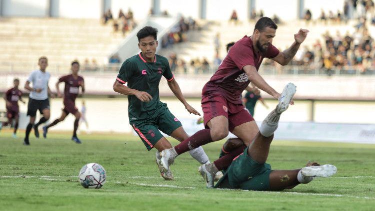 Striker asing anyar klub Liga 1 PSM Makassar, Everton Nascimento de Mendonca, dijegal dua pemain Persita Tangerang dalam uji coba pramusim di Indomilk Arena, Tangerang, Rabu (01/06/22). Copyright: © Official PSM Makassar