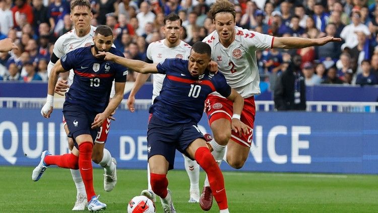 Kylian Mbappe mencoba keluar dari kawalan lawan di laga Prancis vs Denmark (04/06/22). (Foto:REUTERS/Christian Hartmann) Copyright: © REUTERS/Christian Hartmann