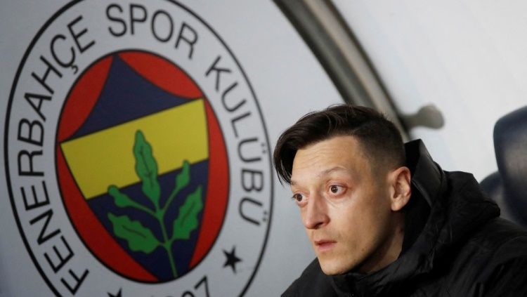 Masa depan Mesut Ozil yang masih abu-abu bersama Fenerbahce tidak membuat sang pemain ingin hijrah ke Liga 1 namun justru beralih ke olahraga eSports. Foto: REUTERS/Murad Sezer/File Photo. Copyright: © REUTERS/Murad Sezer/File Photo