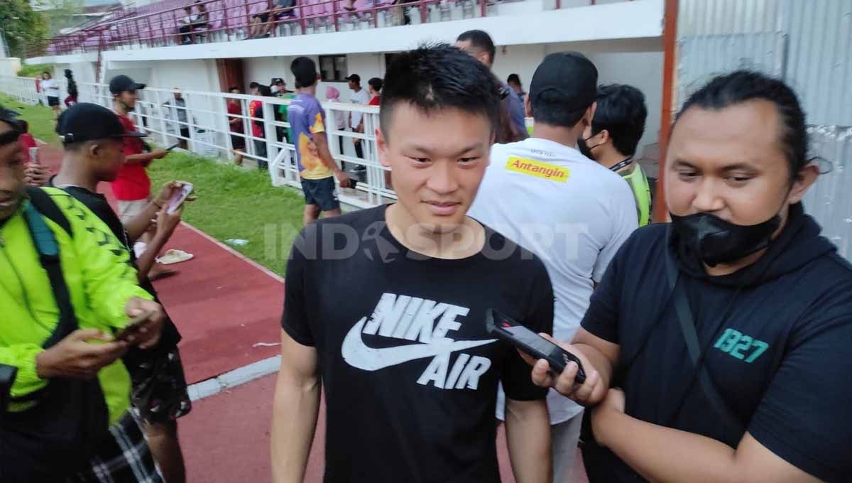 Sho Yamamoto mengikuti latihan bersama Persebaya. Foto: Fitra Herdian/Indosport.com Copyright: © Fitra Herdian/Indosport.com