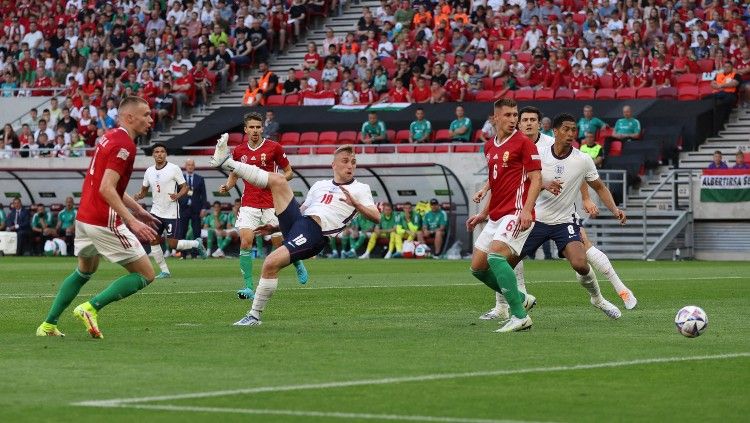 Jarrod Bowen (tengah) melepaskan tembakan di laga Hungaria vs Inggris (04/06/22). (Foto: Reuters/Lee Smith) Copyright: © Reuters/Lee Smith