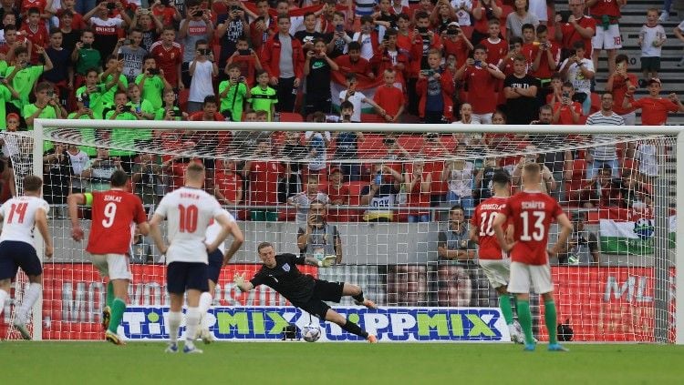 Dominik Szoboszlai mencetak gol bagi Hungaria lewat titik putih ke gawang Inggris (04/06/22). Foto: Reuters/Lee Smith. Copyright: © Reuters/Lee Smith