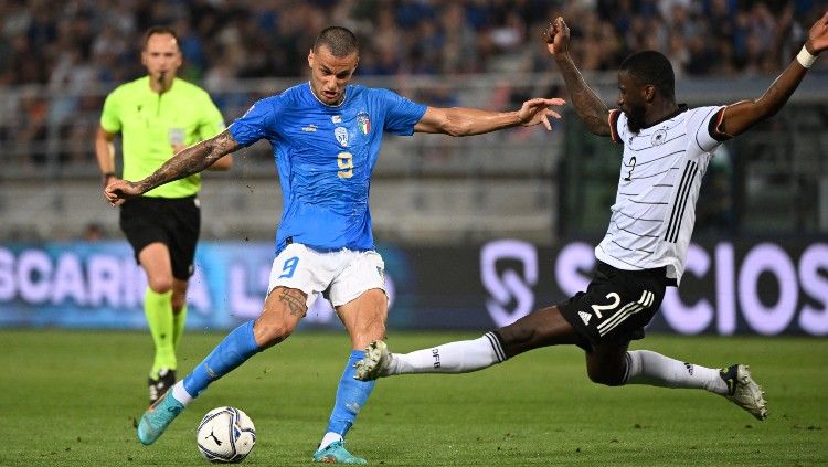 Gianluca Scamacca (kiri) mendapat hadangan dari Antonio Rudiger di laga Italia vs Jerman (05/06/22). (Foto: REUTERS/Alberto Lingria) Copyright: © REUTERS/Alberto Lingria