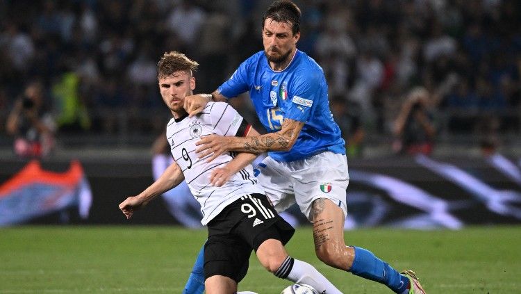 Timo Werner berduel dengan Francesco Acerbi di laga Italia vs Jerman (05/06/22). (Foto: REUTERS/Alberto Lingria) Copyright: © REUTERS/Alberto Lingria