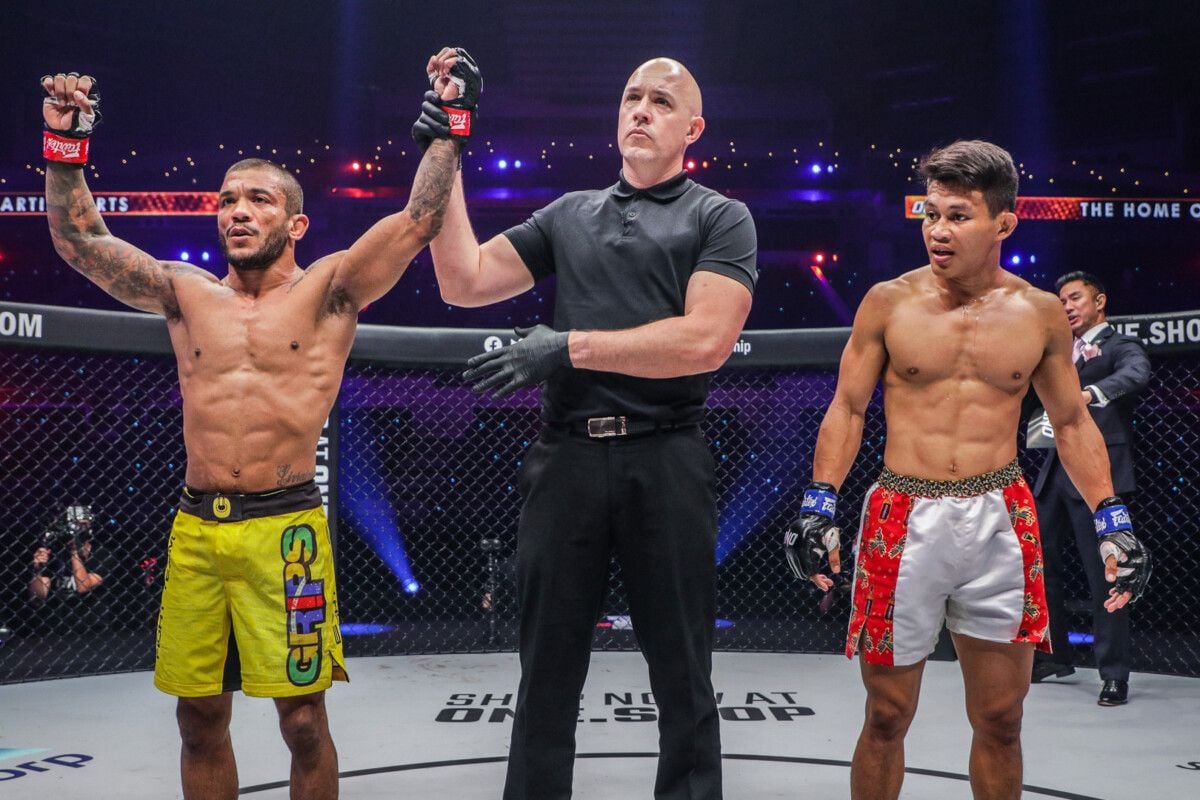 Petarung MMA Indonesia, Adrian Mattheis harus mengakui keunggulan lawannya, usai dikalahkan oleh Alex Silva di ONE 158. Copyright: © ONE Championship