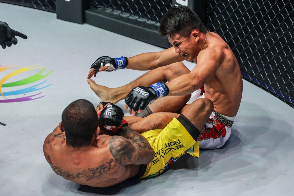 Alex Silva saat kerahkan kuncian sadis pada Adrian Mattheis di ONE 158 Copyright: © ONE Championship