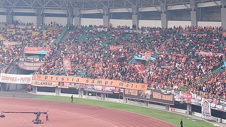 The Jakmania menghadiri pertandingan uji coba antara Persija Jakarta vs Sabah FC, Minggu (05/06/22). Copyright: © Zainal Hasan/INDOSPORT