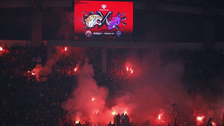 The Jakmania menghadiri pertandingan uji coba antara Persija Jakarta vs Sabah FC, Minggu (5/6/22). Copyright: © Herry Ibrahim/INDOSPORT