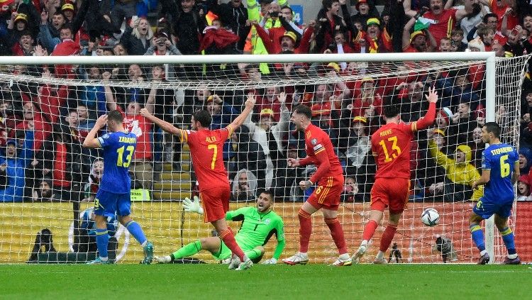 Para pemain Wales merayakan gol ke gawang Ukraina (05/06/22). (Foto: REUTERS/Rebecca Naden) Copyright: © REUTERS/Rebecca Naden