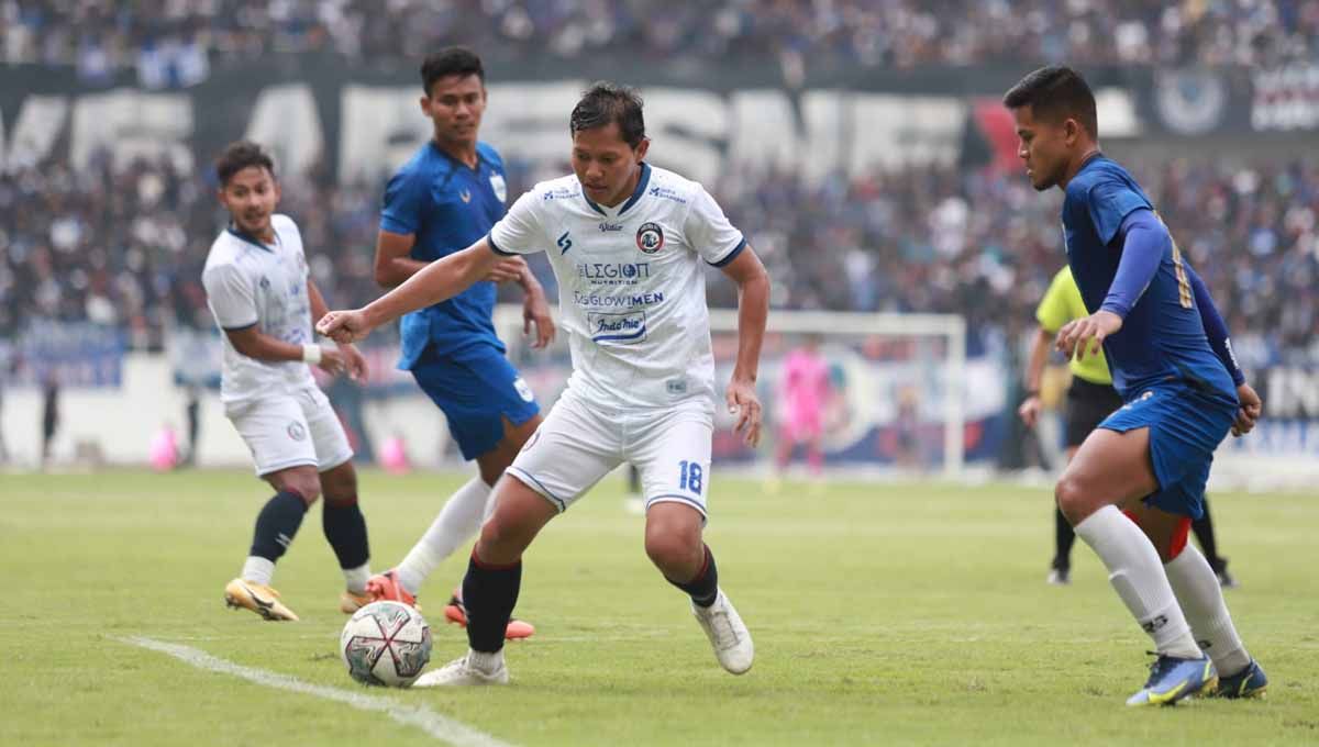 Ada perjuangan luar biasa yang telah ditempuh oleh Adam Alis Setyano, penggawa Arema FC, saat terjadi kerusuhan di Stadion Kanjuruhan Malang. Foto: MO Arema FC Copyright: © MO Arema FC