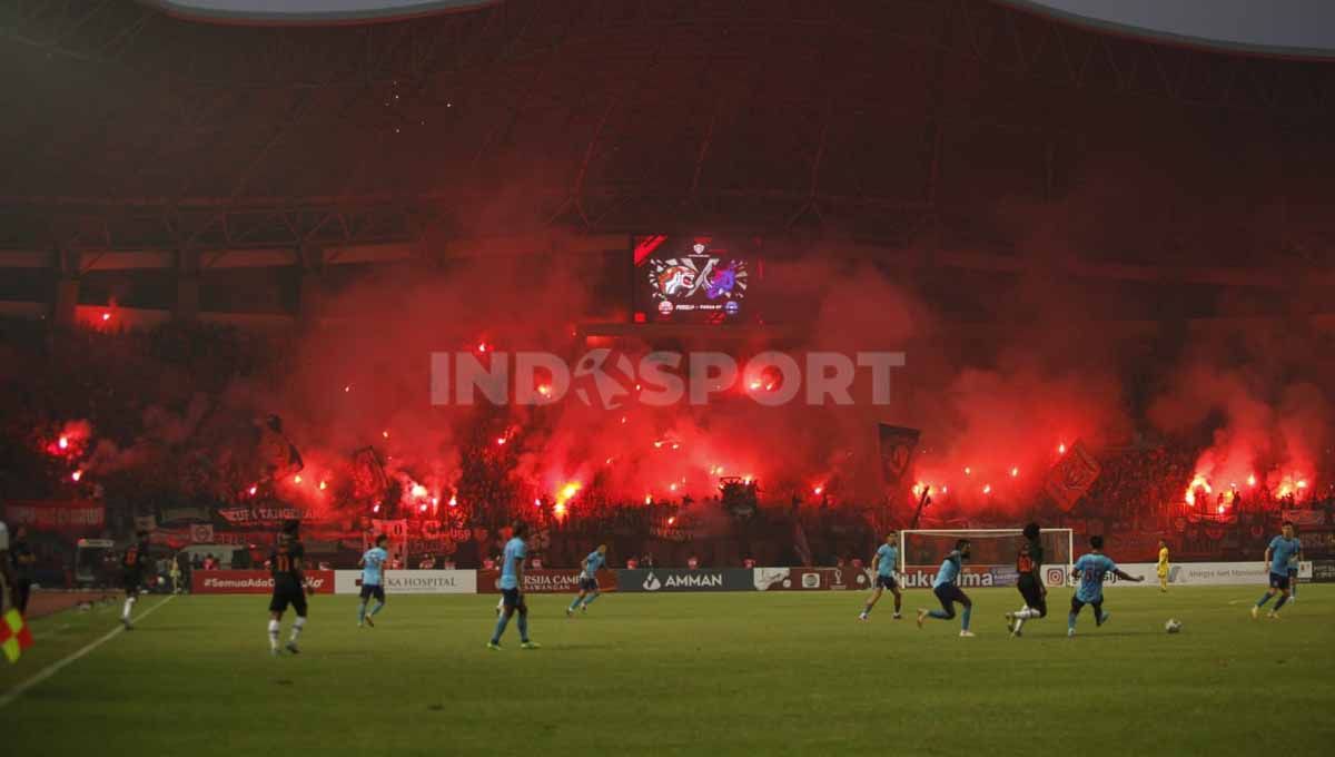 The Jakmania menghadiri pertandingan uji coba antara Persija Jakarta vs Sabah FC, Minggu (05/06/22). Foto: Herry Ibrahim/Indosport.com Copyright: © Herry Ibrahim/Indosport.com