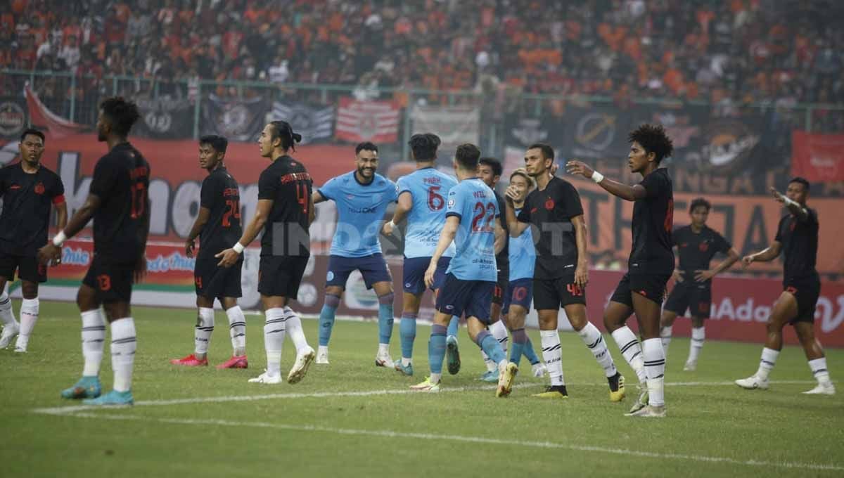 Pertandingan uji coba antara Persija Jakarta vs Sabah FC, Minggu (05/06/22). Foto: Herry Ibrahim/Indosport.com Copyright: © Herry Ibrahim/Indosport.com