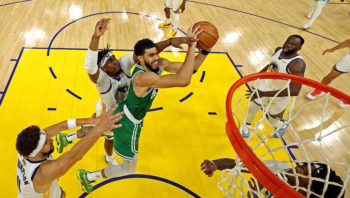Pebasket Boston Celtics Jayson Tatum memasukkan bola pada Final NBA 2022 di Chase Center. Foto: REUTERS/Jed Jacobsohn Copyright: © REUTERS/Jed Jacobsohn
