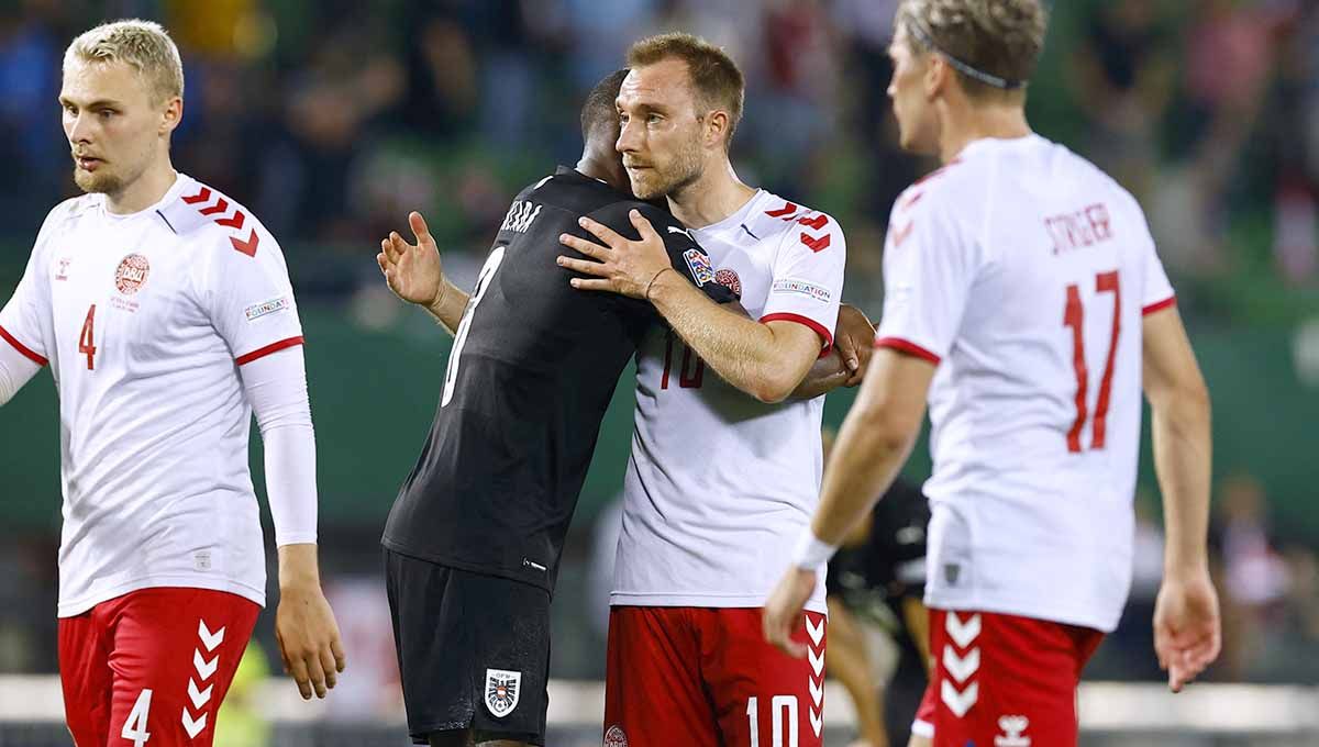 Pemain Denmark, Christian Eriksen saat berpelukan dengan pemain Austria David Alaba usai pertandingan antara Denmark vs Austria. Foto: REUTERS/Lisa Leutner Copyright: © REUTERS/Lisa Leutner