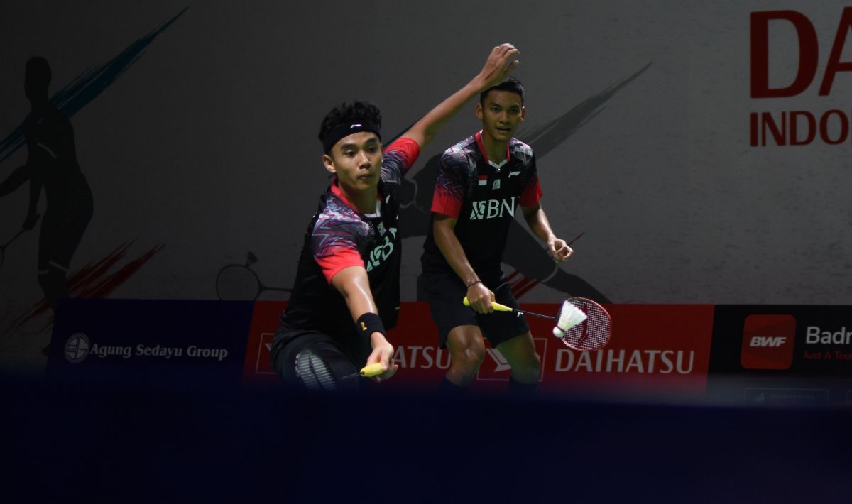 Ganda putra Indonesia, Bagas Maulana/Muhammad Shohibul Fikri, kembali memperpanjang rekor buruk usai kalah dari Ahsan/Hendra di Singapore Open 2022. Copyright: © Herry Ibrahim/INDOSPORT