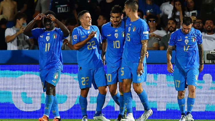 Pemain Timnas Italia Lorenzo Pellegrini merayakan gol keduanya bersama rekan setim. REUTERS-Jennifer Lorenzini Copyright: © REUTERS-Jennifer Lorenzini