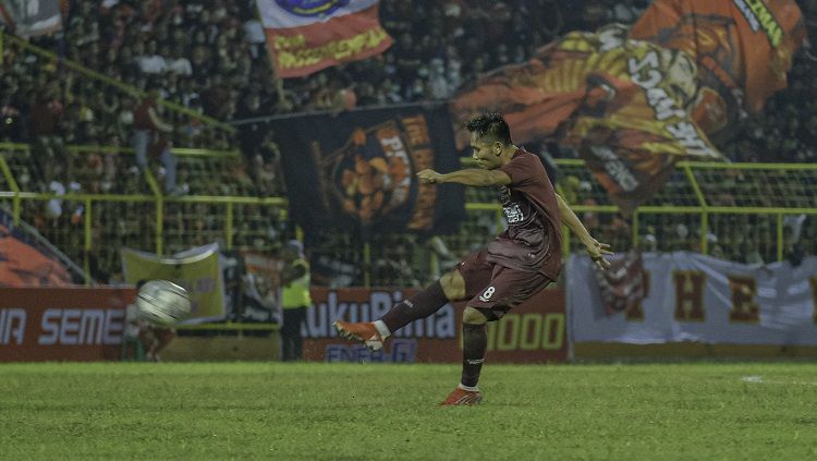 Gelandang PSM Makassar, Bryan Cesar, melepas tendangan jarak jauh yang membobol gawang Sulut United dihadapan ribuan suporter di Stadion BJ Habibie, Parepare, Senin (06/06/22) malam. (Adriyan Adirizky/INDOSPORT). Copyright: &copy; Adriyan Adirizky/INDOSPORT