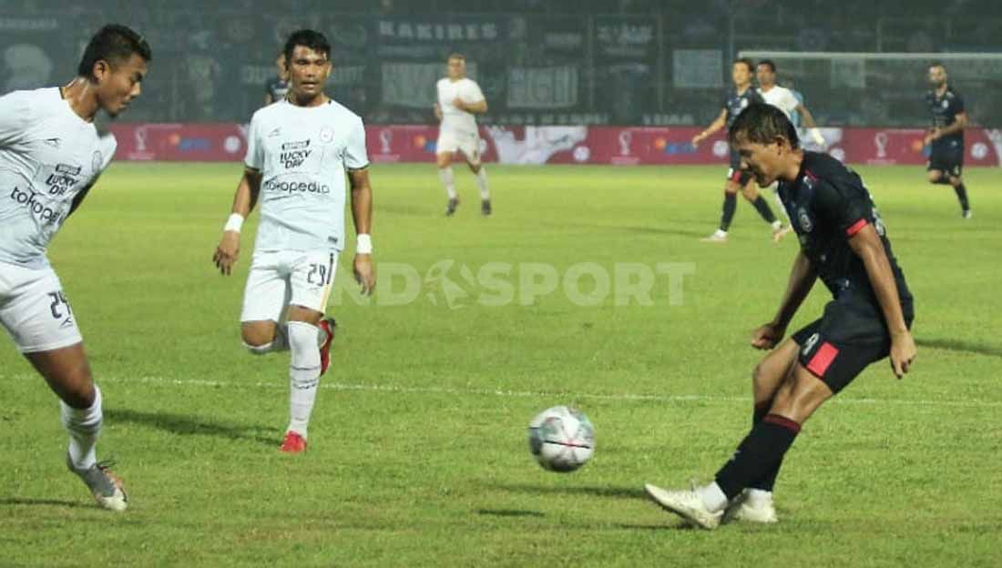 Duel bola pemain Arema FC Adam Alis dengan bek RANS Cilegon. Foto: Ian Setiawan/Indosport.com Copyright: © Ian Setiawan/Indosport.com