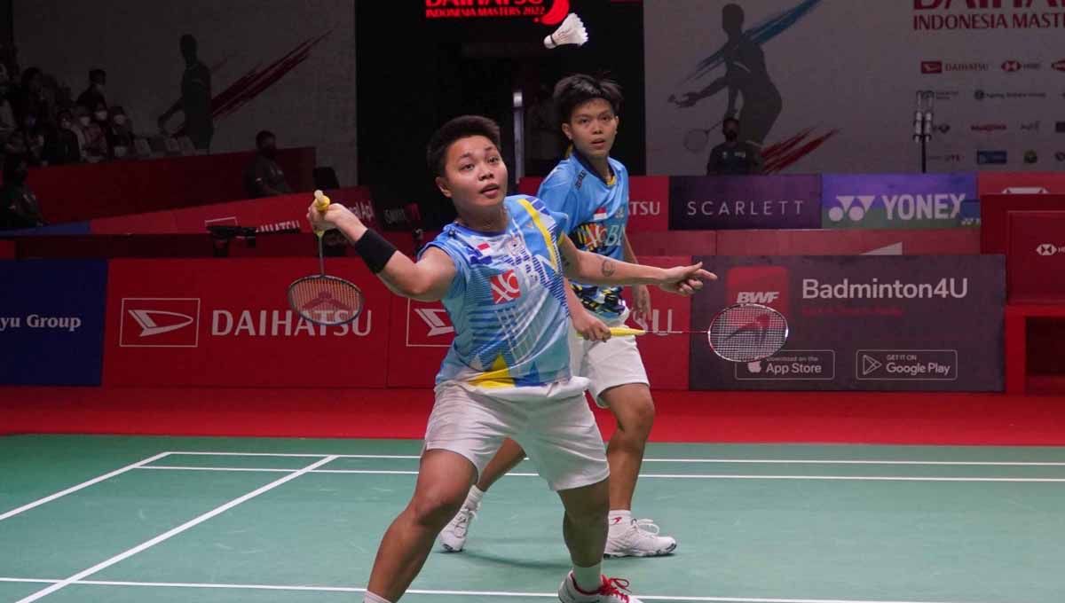 Melanjutkan 'perkulian’ sebagai atlet, Apriyani Rahayu langsung ngegas di Singapore Open 2022 bersama sang partner, Siti Fadia Silva Ramadhanti. Copyright: © PBSI