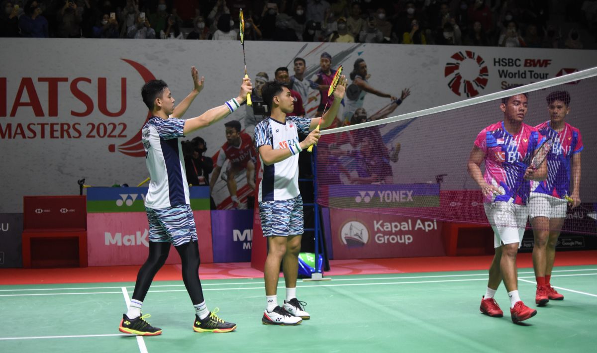 Ganda Indonesia, Fajar Alfian/M Rian Ardianto  mengalahkan rekan senegaranya Pramudya Kusumawardana/Yeremia Rambitan dengan skor 16-21, 21-17 dan 21-13 pada babak kedua Indonesia Masters 2022 di Istora Senayan, Kamis (09/06/22). Copyright: © Herry Ibrahim/INDOSPORT