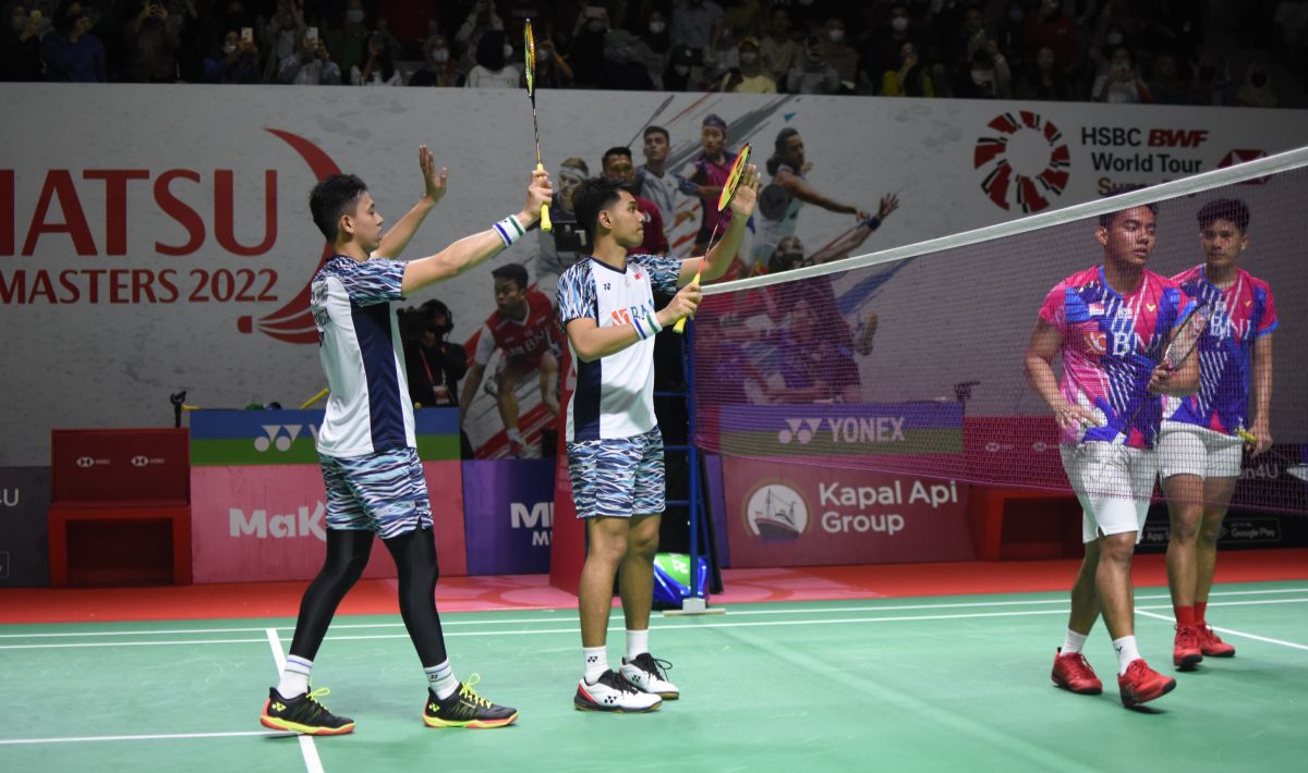 Ganda Indonesia, Fajar Alfian/M Rian Ardianto  mengalahkan rekan senegaranya Pramudya Kusumawardana/Yeremia Rambitan dengan skor 16-21, 21-17 dan 21-13 pada babak kedua Indonesia Masters 2022 di Istora Senayan, Kamis (09/06/22). Copyright: © Herry Ibrahim/INDOSPORT