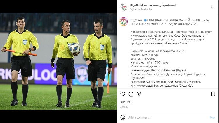 Wasit asal Tajikistan, Nasrullo Kabirov (tengah). (Foto: Instagram@fft_official/referees_department) Copyright: © Instagram@fft_official/referees_department