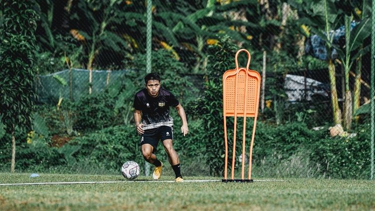 Gelandang Dewa United, Natanael Siringoringo, berharap Liga 1 musim 2022/2023 secepatnya dilanjut. Copyright: © Media Dewa United FC