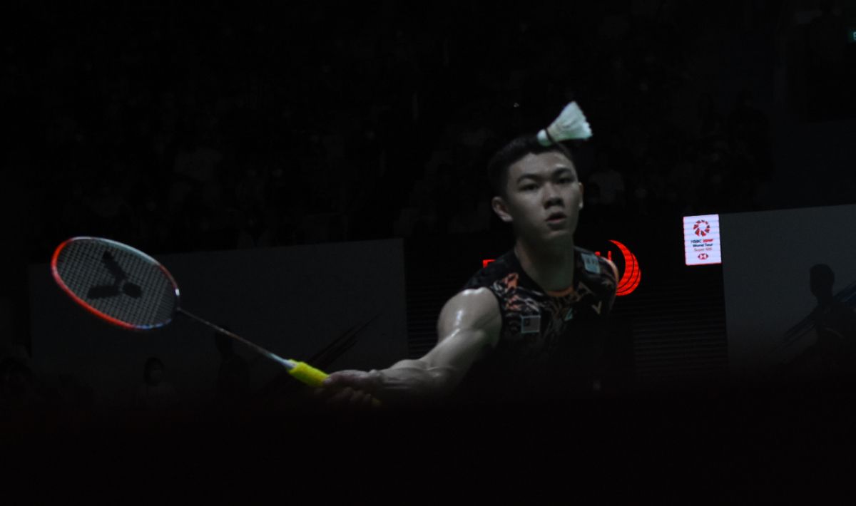 Tunggal putra Malaysia, Lee Zii Jia merasa bangga bisa mengalahkan Jonatan Christie di babak pertama Kejuaraan Dunia Bulutangkis 2023. Copyright: © Herry Ibrahim/INDOSPORT