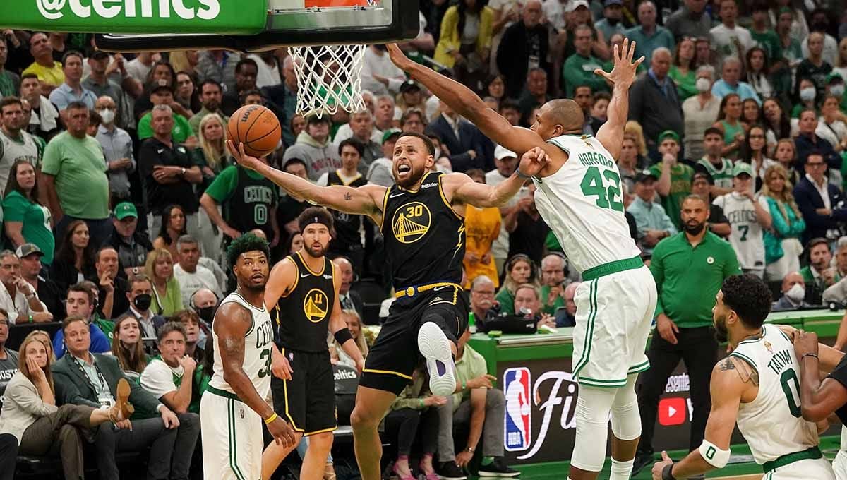 Berikut hasil final NBA 2021-2022 game ke-4 antara Boston Celtics vs Golden State Warriors, Sabtu (11/06/22) pagi WIB. Copyright: © Reuters/Kyle Terada
