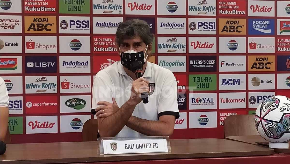 Pelatih Bali United, Pelatih, Stefano Cugurra saat konferensi pers di Graha Persib, Kota Bandung, Sabtu (10/06/22), jelang pertandingan Persib Bandung di Turnamen Pramusim Piala Presiden 2022. Copyright: © Arif Rahman/Indosport.com