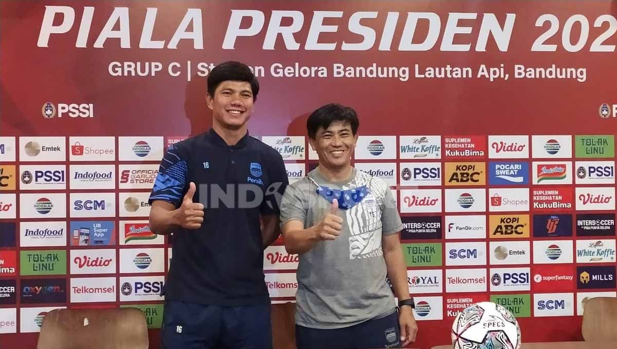 Bek Persib Bandung, Achmad Jufriyanto (kiri) dan pelatih fisik Persib, Yaya Sunarya (kanan), saat konferensi pers di Graha Persib, Kota Bandung, Sabtu (11/06/22), jelang pertandingan mengahadapi Bali United di Piala Presiden 2022. Copyright: © Arif Rahman/Football265.com