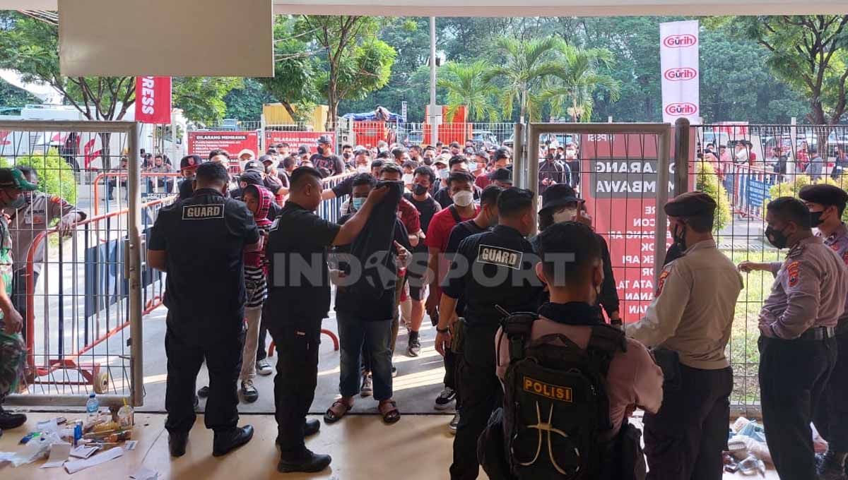 850 personel Polri ditugaskan mengamankan pembukaan Piala Presiden di Stadion Manahan Solo. Foto: Zainal Hasan/Indosport.com Copyright: © Zainal Hasan/Indosport.com