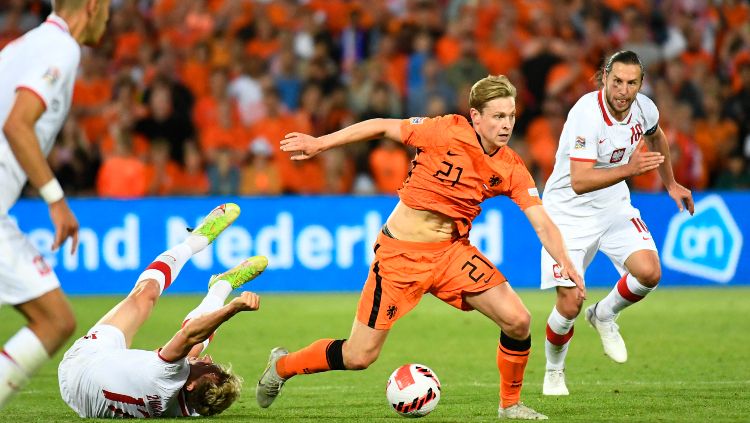 Bintang Timnas Belanda yakni Frankie de Jong terlihat meremas alat vital pemain Senegal pada pertandingan perdana keduanya di Piala Dunia 2022. Copyright: © REUTERS-Piroschka Van De Wouw