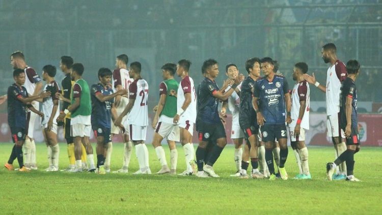 Pemain Arema FC tertunduk lesu usai dikalahkan PSM Makassar di Piala Presiden 2022 (Ian Setiawan/INDOSPORT) Copyright: © (Ian Setiawan/INDOSPORT)