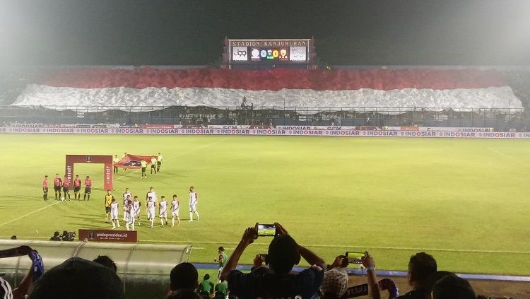 Bentangan Bendera Merah Putih Aremania di laga Piala Presiden Arema FC vs PSM (Ian Setiawan/INDOSPORT) Copyright: © (Ian Setiawan/INDOSPORT)