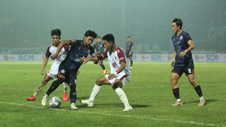 Johan Farizi (Arema FC) berusaha lepas dari kawalan pemain PSM di laga laga Piala Presiden (Ian Setiawan/INDOSPORT) Copyright: © (Ian Setiawan/INDOSPORT)