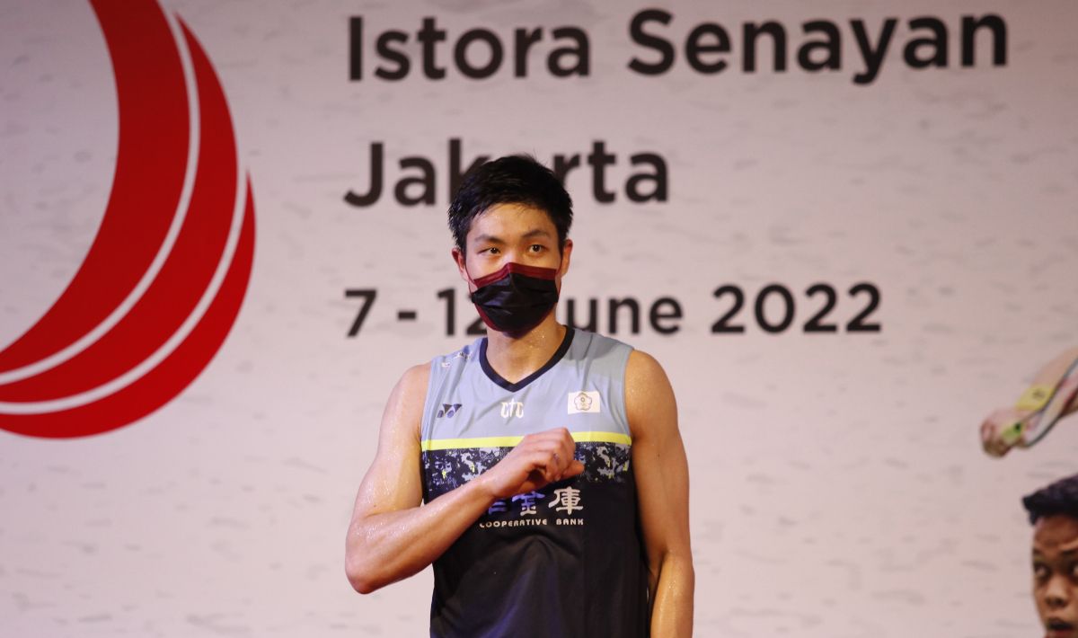 Pebulutangkis Chinese Taipei, Chou Tien Chen, bersatu dengan bintang India PV Sindu demi mempersiapkan diri menyambut Malaysia Open 2023. Copyright: © Herry Ibrahim/INDOSPORT