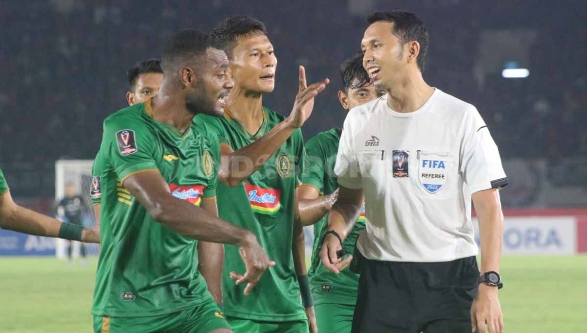 Para pemain PSS Sleman memprotes keputusan wasit Yudi Nurcahya. Foto: Nofik Lukman Hakim/Indosport.com Copyright: © Nofik Lukman Hakim/Indosport.com