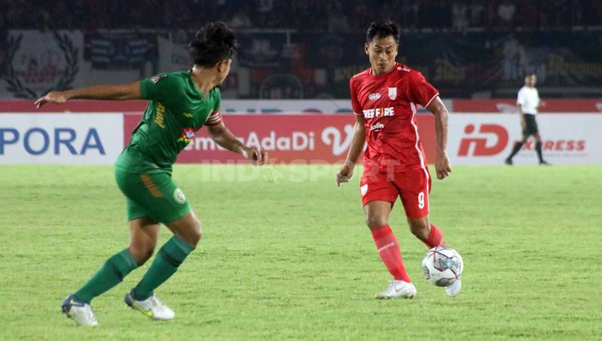 Jelang bentrokan Persis Solo vs PSM Makassar di pekan ke-11 Liga 1 2022-2023, bomber tuan rumah Samsul Arif mengaku tak gentar dengan sosok karang tangguh Juku Eja, Yuran Fernandes. Copyright: © Nofik Lukman Hakim/Indosport.com