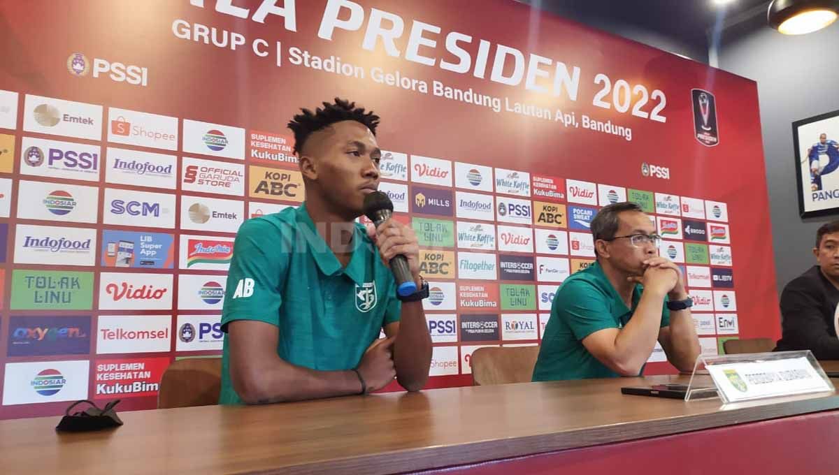 Pelatih Persebaya Surabaya, Aji Santoso, bersama pemainnya Alta Ballah saat konferensi pers di Graha Persib, Jalan Sulanjana, Kota Bandung, Minggu (12/06/22), jelang pertandingan Piala Presiden 2022 menghadapi Bhayangkara FC. Copyright: © Arif Rahman/Soicaumienbac.cc