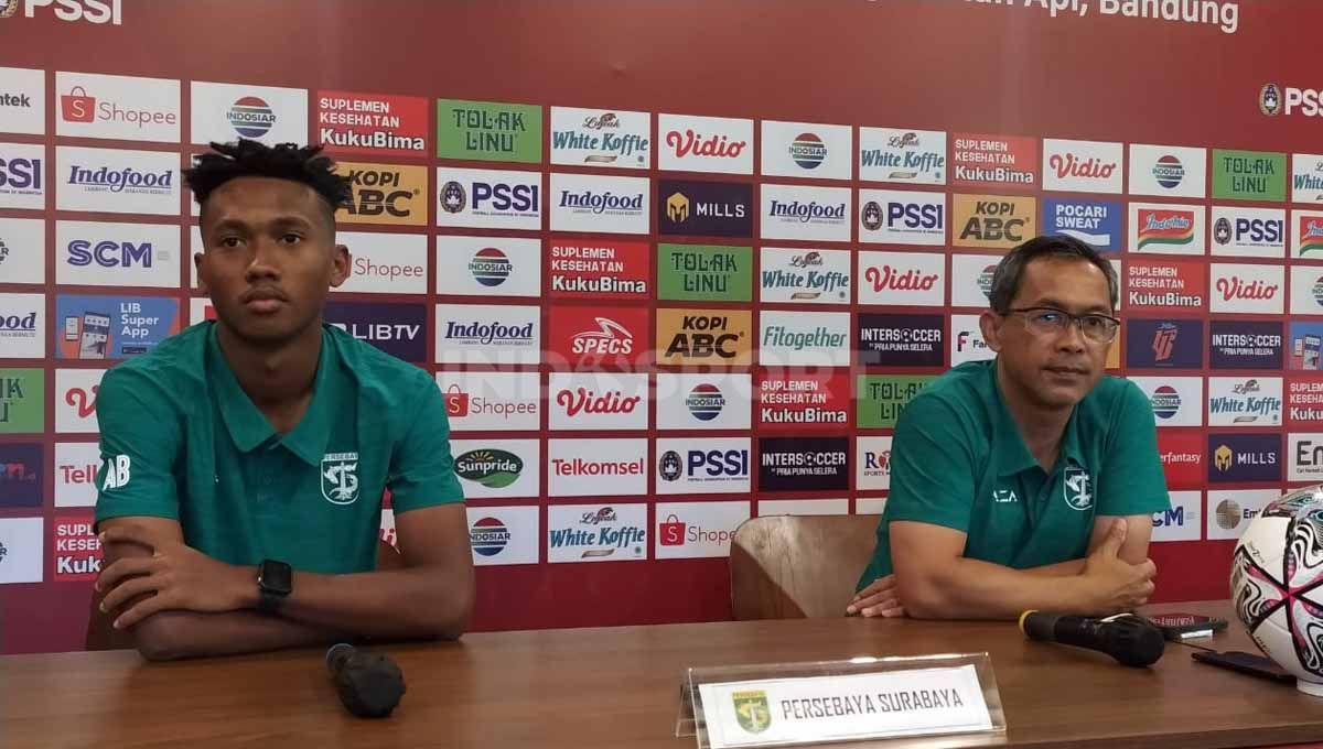 Pelatih Persebaya Surabaya, Aji Santoso, bersama pemainnya Alta Ballah saat konferensi pers di Graha Persib, Jalan Sulanjana, Kota Bandung, Minggu (12/06/22), jelang pertandingan Piala Presiden 2022 menghadapi Bhayangkara FC. Copyright: © Arif Rahman/Soicaumienbac.cc