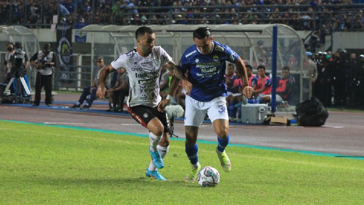 Brwa Nouri dari Bali United Berebut Bola dengan Ezra Walian dari Persib di Piala Presiden 2022 Copyright: © INDOSPORT/Arif Rahman